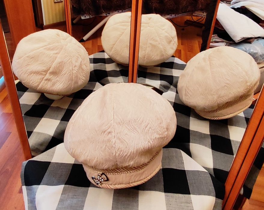 Продам б/у шапки.