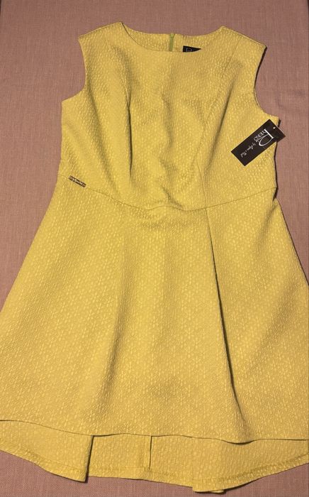 Чисто нови къси рокли слагани по повод за час,два