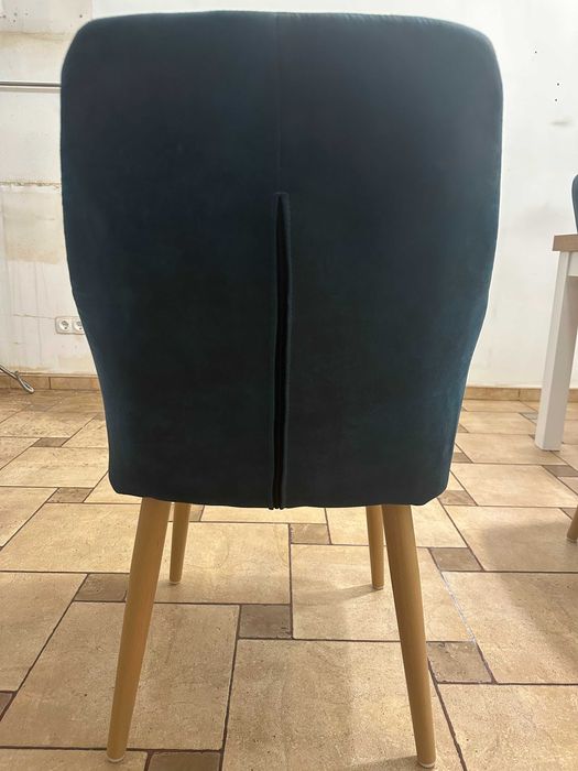 Masa extensibila de bucatarie din MDF cu 4 scaune tapitate