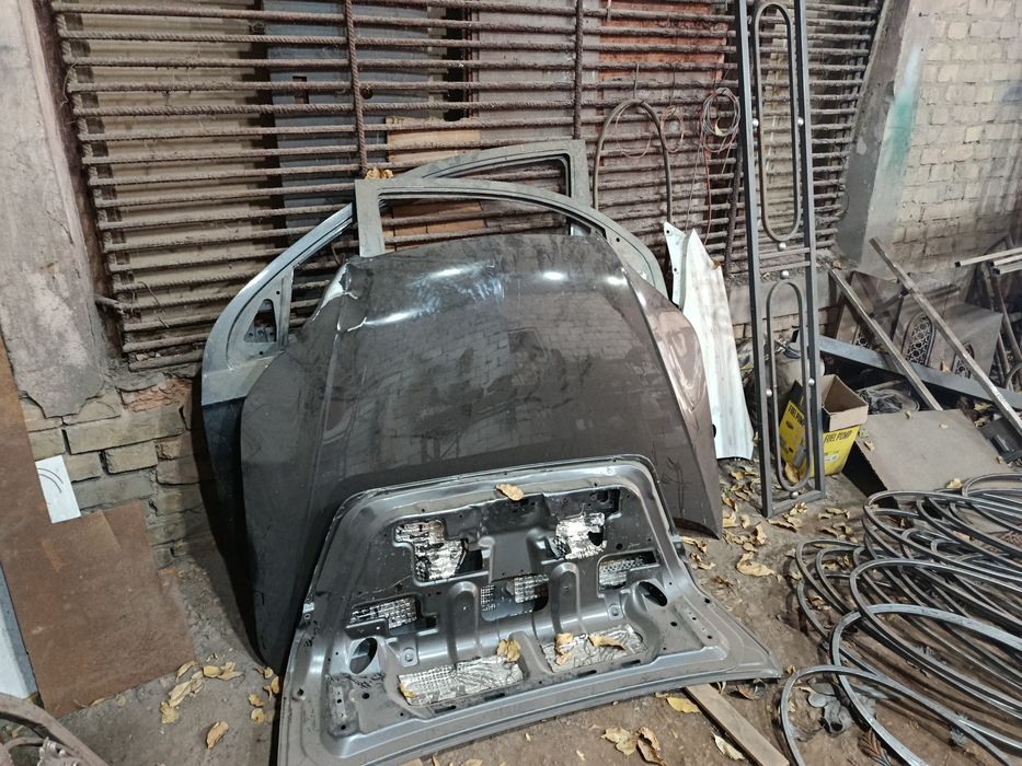 Продам капот богаж двери левой стороны и крыло