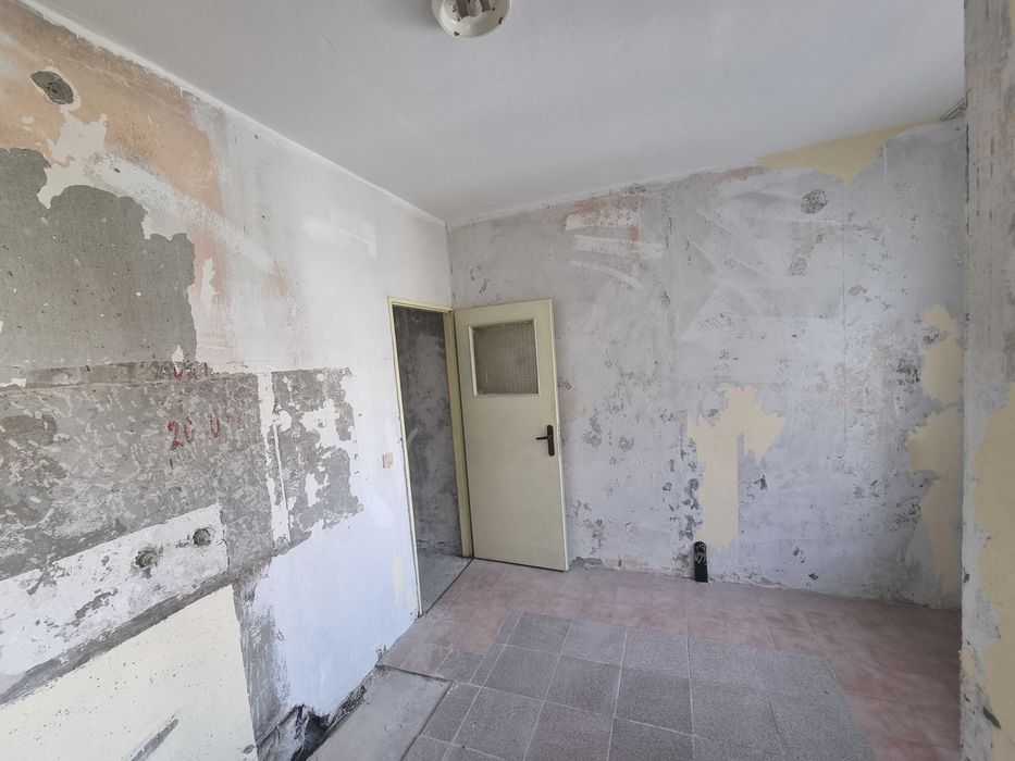 Двустаен апартамент за продажба в саниран блок в кв. Струмско