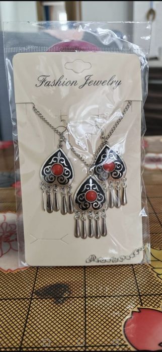 Просто национальные украшения