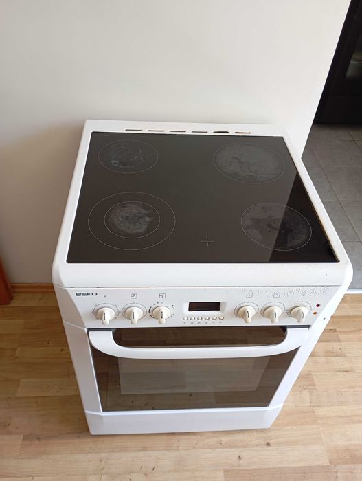 Готварска печка BEKO със стъклокерамични котлони – работеща