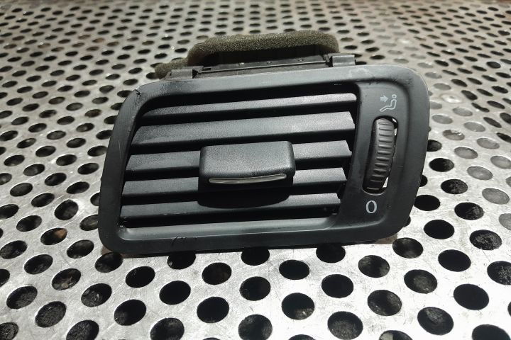 Grila ventilatie bord stanga 3C1819701E 3C1819701E Volkswagen VW Pass