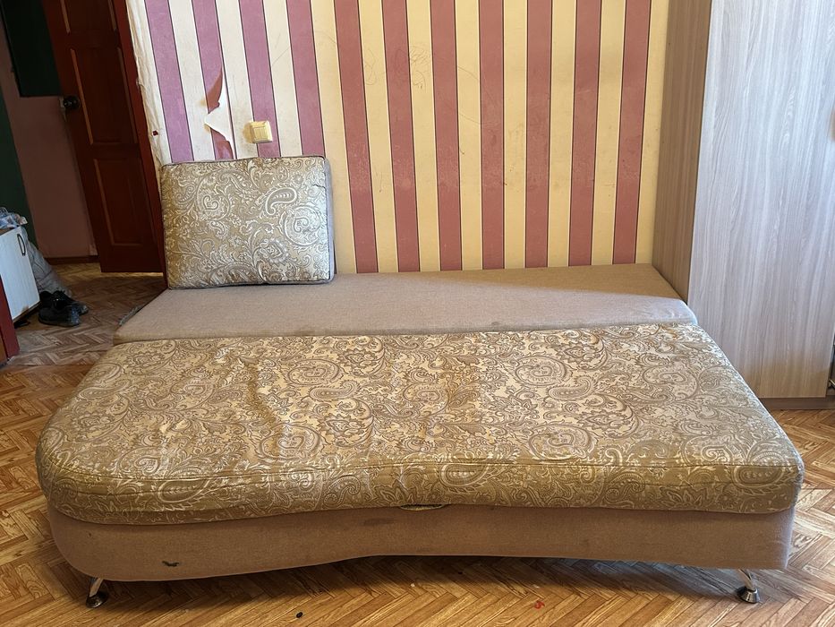 Диван с двумя подушками