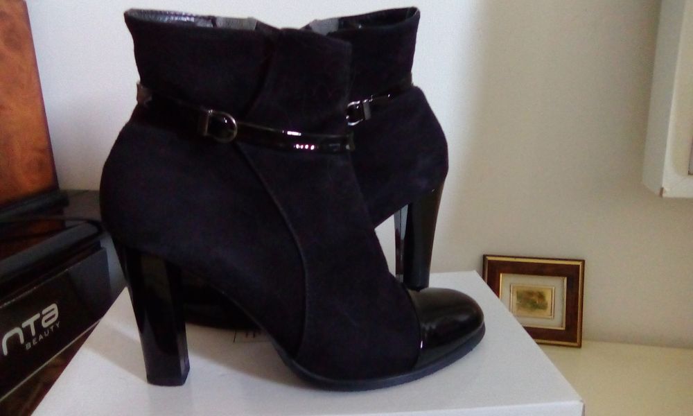 Ghete\Botine,piele întoarsă ,naturala și lac,negre,Italia,superbe 39