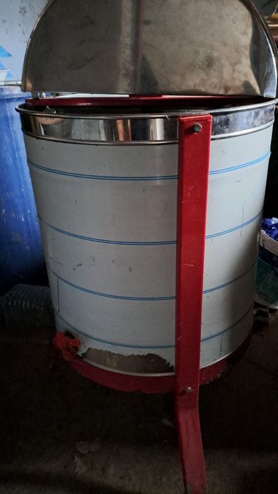 100 de lei cutie stup vertical cu fund antivarroa  și centrifuga inox 4 rame manuala 1000 lei