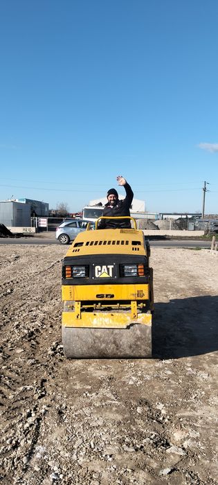 Închiriez miniîncarcator, miniescavator, cilindru compactor, mai compactor