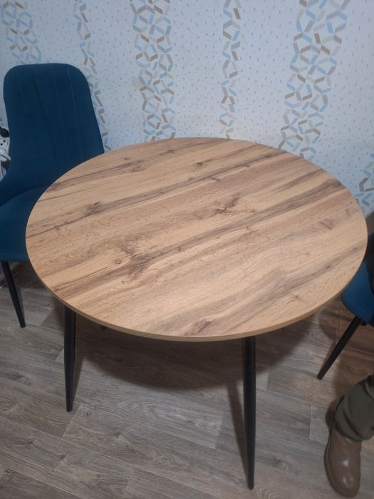 Продаю мебель стол и стулья-кресла