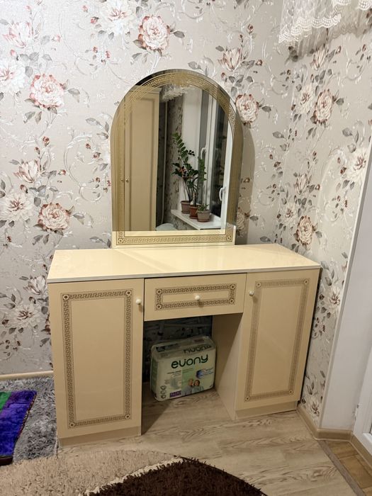 Комод с зеркалом