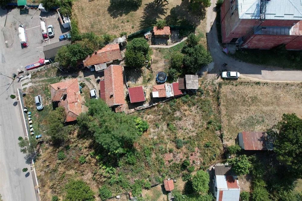 Продава парцел в Центъра на с.Петърч