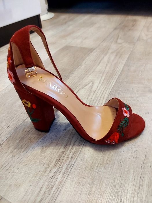 Босоножки на высоком каблуке