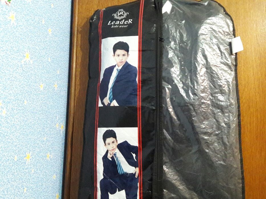 Продам костюм тройку на мальчика