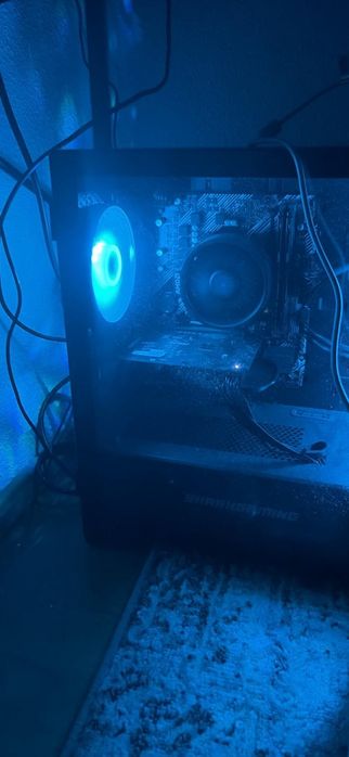 Gaming PC cu monitoare, mouse si tastatura