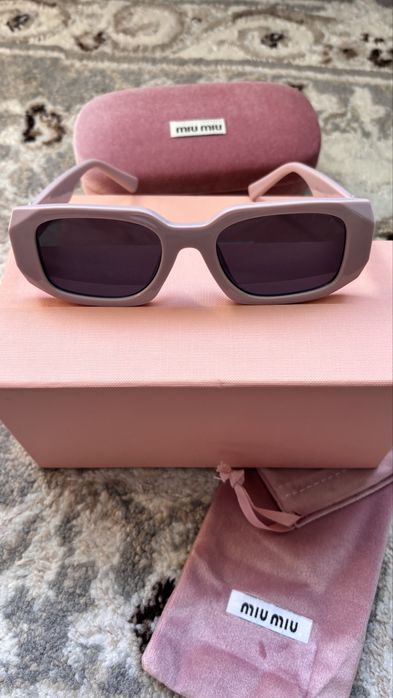 Ochelari Miu Miu Roz “perfecti pentru un cadou”