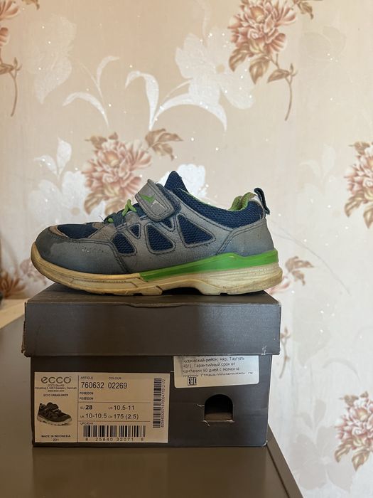 Продам детские кроссовки фирма Ecco