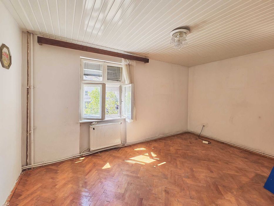 Vând apartament două camere în Reșița