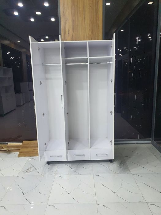 Shkaf 3 eshikli va galadonli.G'ildirakli razmer 1200x500x2000