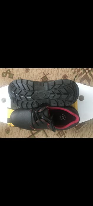 Нови работни обувки с метална пластина