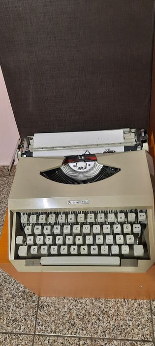 Vând mașină de scris Mercedes impecabilă
