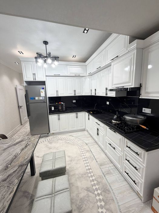 Чиланзарский район, рядом со станцией метро «Чиланзар».