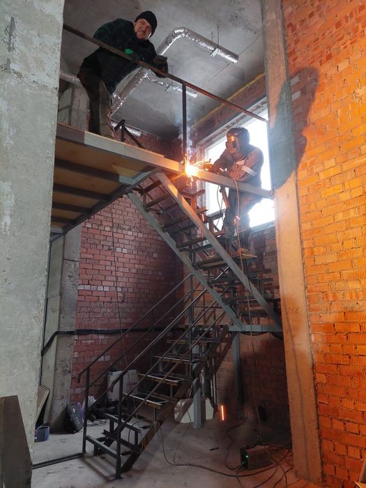 Антресоль .Антресольный этаж. Лестница.