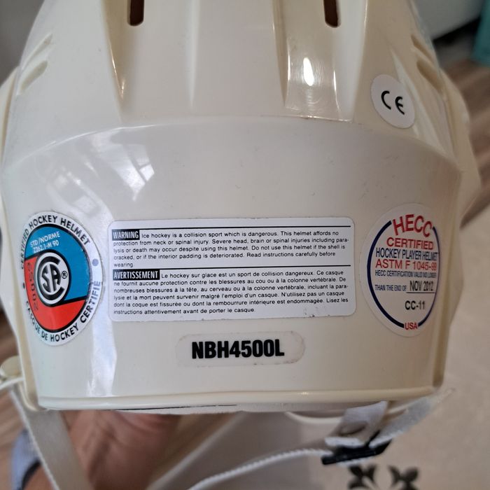 Хоккейная форма: краги, шлем.