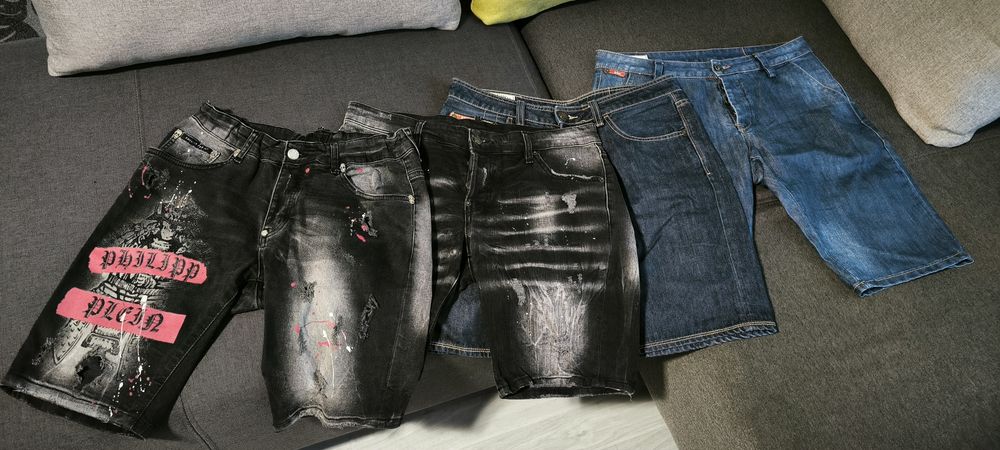 Къси дънкови панталони и тениски