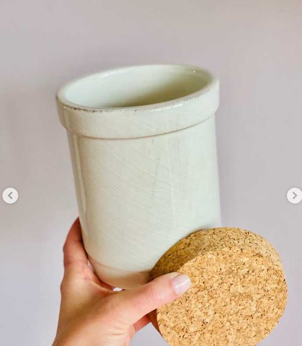 Recipient alb cu capac de pluta