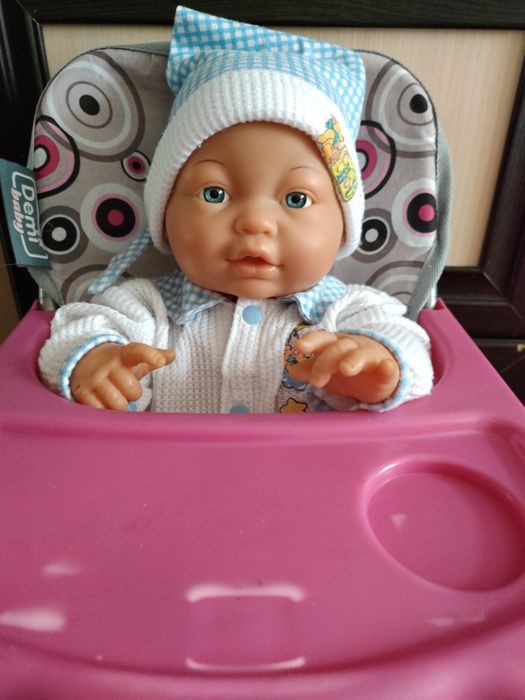 Пупс со стульчиком для кормления.