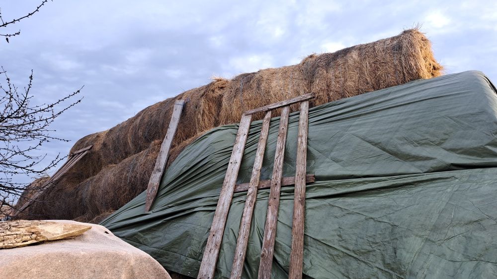 Vând baloți mari Fân