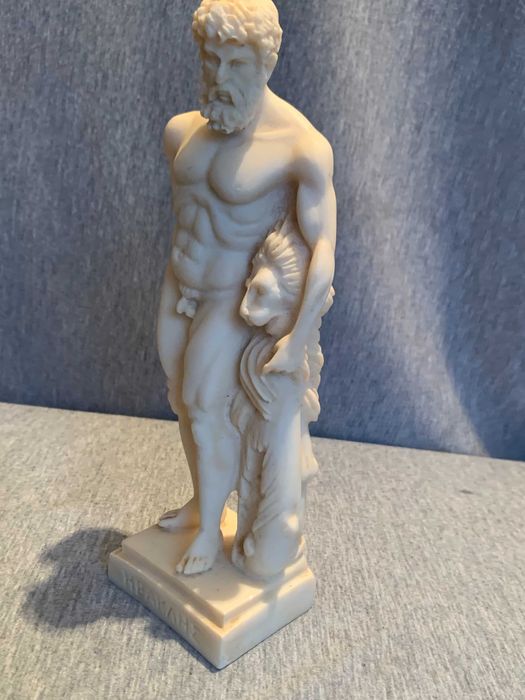 статуетка от алабастър Древногръцкият герой Херкулес и Нейският лъв