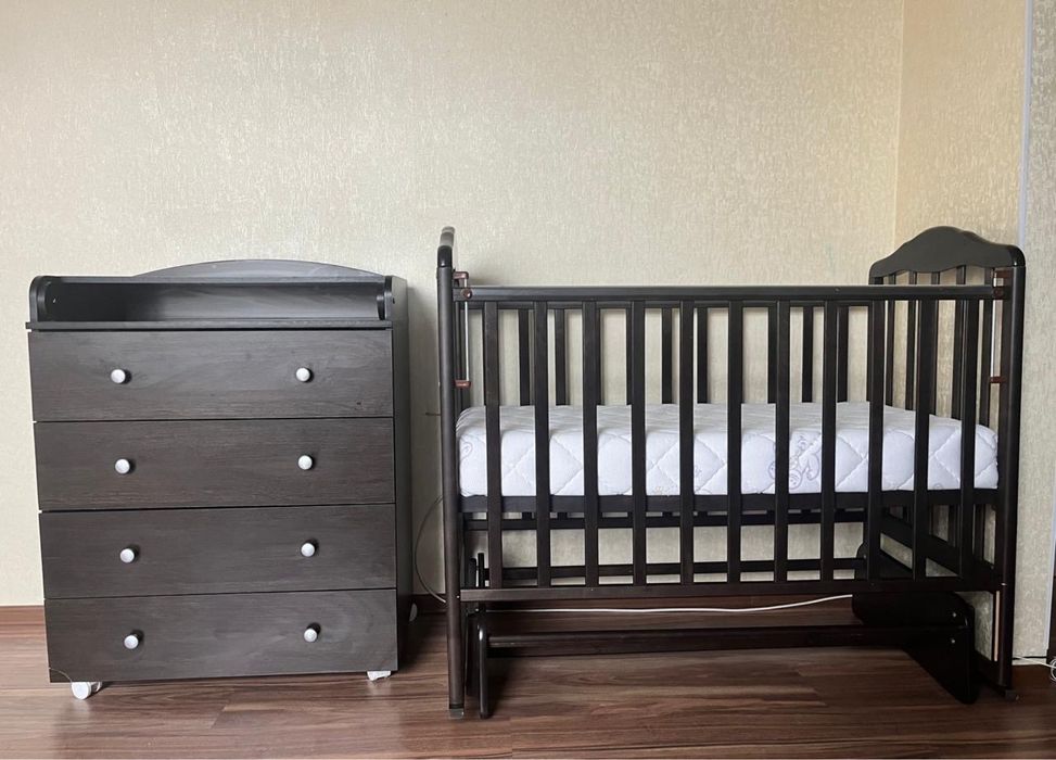 Кроватка + комод