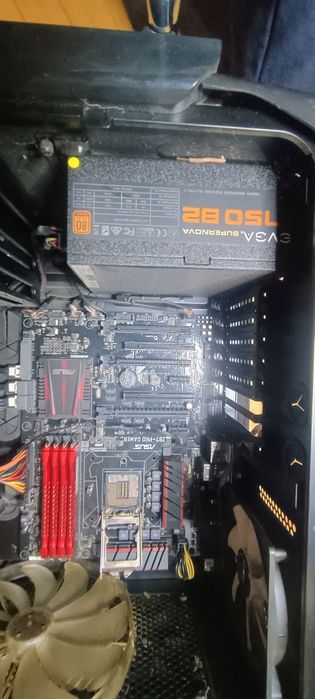 Vând unitate PC pentru piese