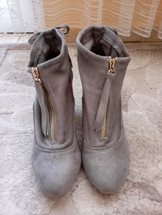 Два чифта дамски боти