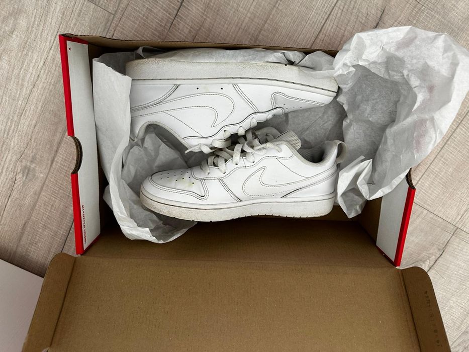 Vând adidași Nike