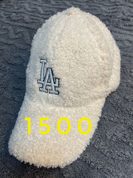 Разгружаю гардероб, кепки разные