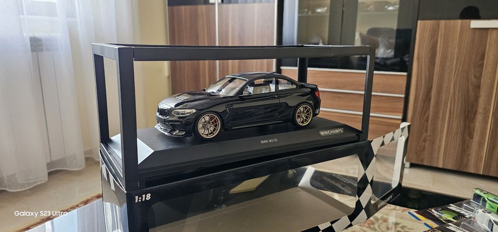 Продавам метални модели в мащаб 1:18