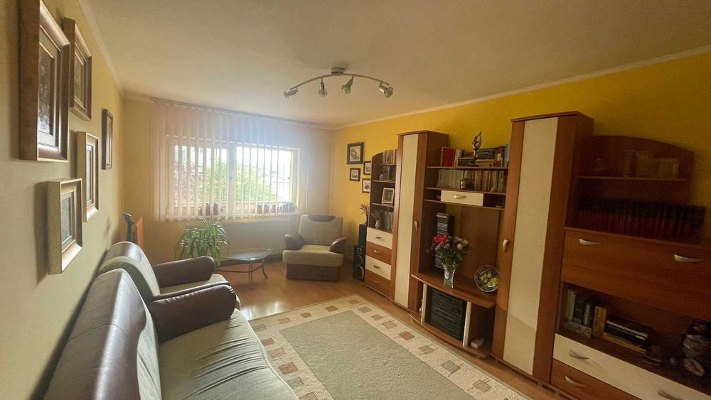 Apartament cu trei camere și garaj