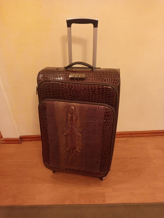 Продаётся . Чемодан .