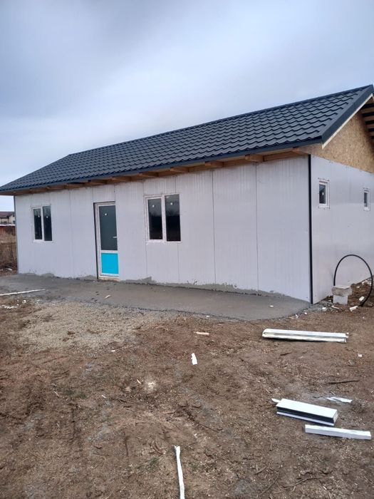 Casele din panouri termoizolante sunt apreciate pentru simplitatea montajului, rentabilitate și rezistența 

Construim case