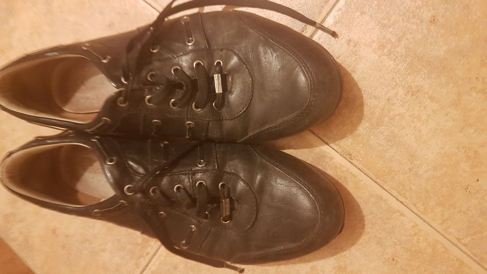 Продавам евтино неупотребявани дамски обувки,ботуши и маратонки