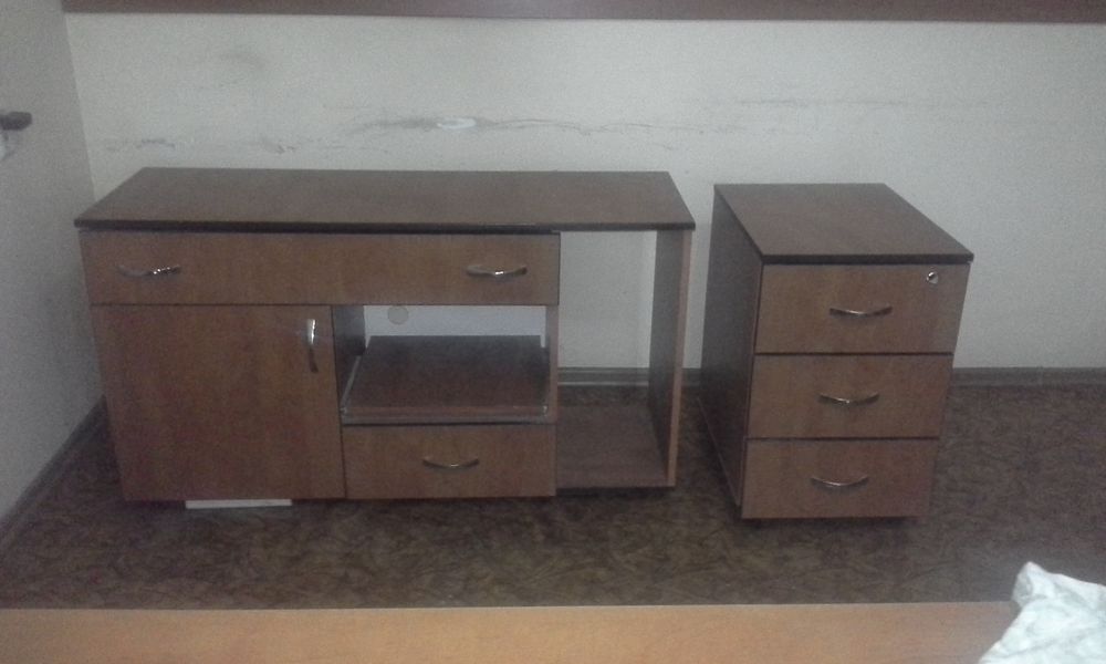 Продам офисный стол с тумбочками
