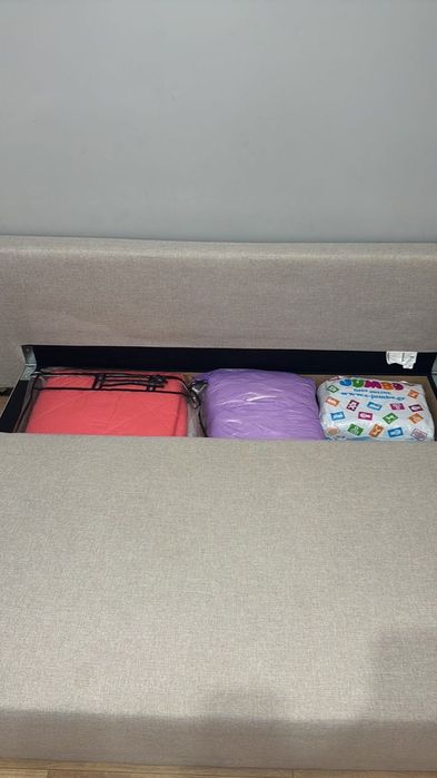 Разтегателен диван с място за багаж закупен от IKEA