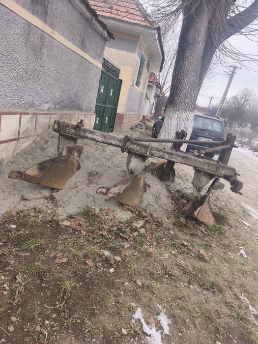 Vând plug cu 3 brăzdare