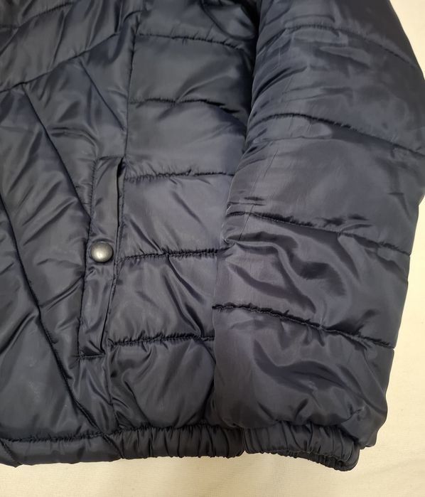 Geacă bleumarin mărime 38 cu glugă, este în stare foarte bună.