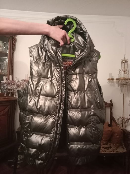 Продам серебристую безрукавку