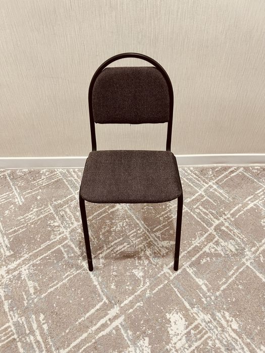 Офисные стулья в количестве 6 штук