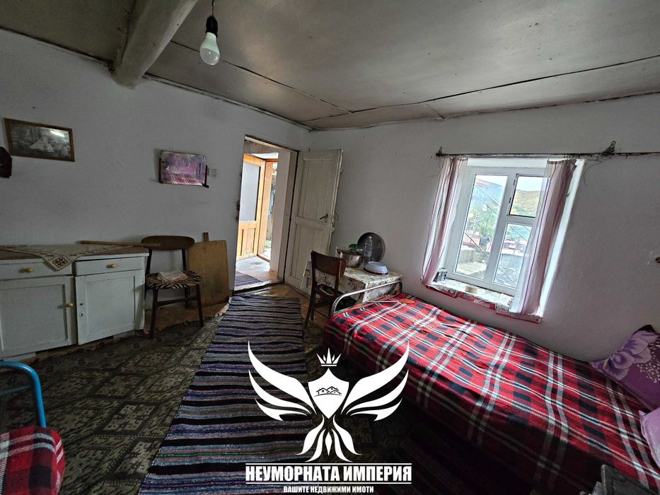 Продавам двуетажна къща с 106РЗП и 244кв.м. дворно място УПИ в село Мостово във вилната зона, област Пловдив