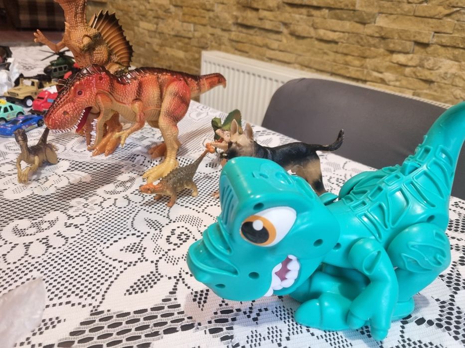 Figurine dinozauri de vanzare
